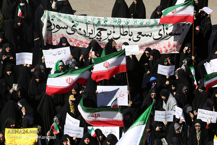 تجمع دانشجویان دانشگاه قم در محکومیت اهانت به پرچم ایران