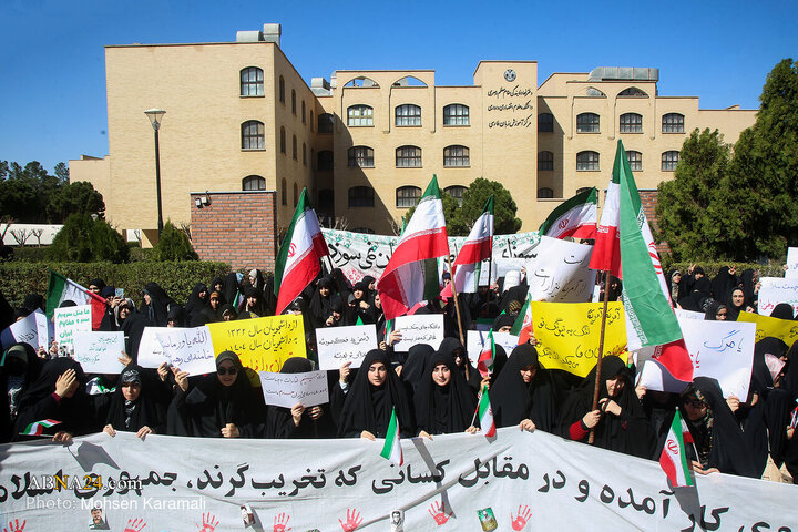 تجمع دانشجویان دانشگاه قم در محکومیت اهانت به پرچم ایران