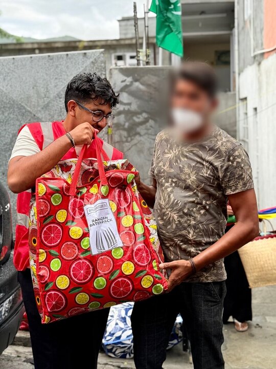 Informe fotográfico | Los voluntarios de Who is Hussain distribuyen paquetes de alimentos de Ramadán en Valle Pitot, en la isla Mauricio
