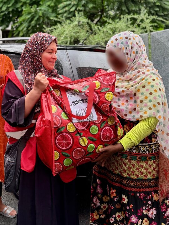 Informe fotográfico | Los voluntarios de Who is Hussain distribuyen paquetes de alimentos de Ramadán en Valle Pitot, en la isla Mauricio