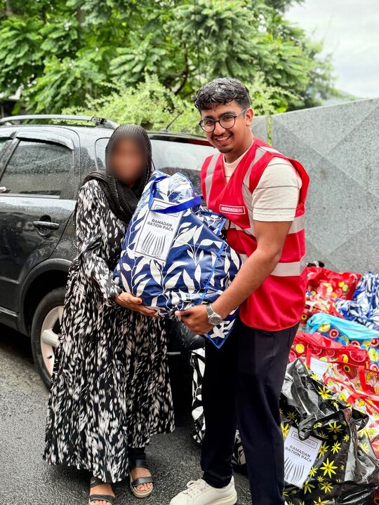 Informe fotográfico | Los voluntarios de Who is Hussain distribuyen paquetes de alimentos de Ramadán en Valle Pitot, en la isla Mauricio