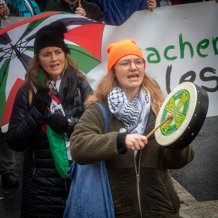 Informe fotográfico | Manifestantes instan al Gobierno irlandés a poner fin a su complicidad en el genocidio de Israel en Gaza