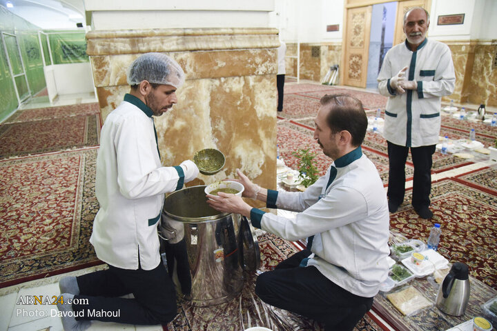 Informe fotográfico | Banquete de iftar para las niñas primerizas en el ayuno en el Santuario del Imán Reza