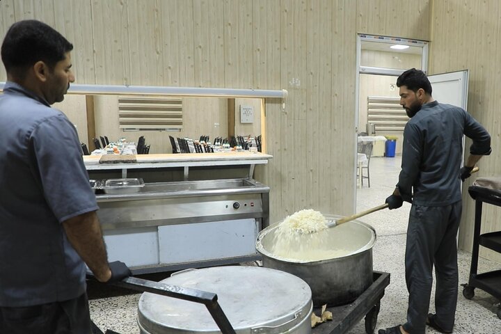 تقرير مصور/ تقديم وجبات الإفطار للزائرين في ليالي الجمعة من شهر رمضان على طريق كربلاء - بغداد