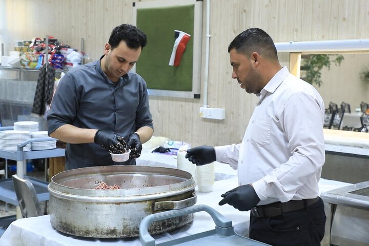تقرير مصور/ تقديم وجبات الإفطار للزائرين في ليالي الجمعة من شهر رمضان على طريق كربلاء - بغداد