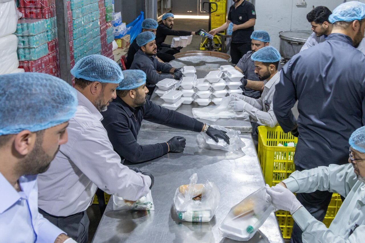 হযরত আব্বাস (আ.)-এর মাজারের গেস্ট হাউস বিভাগ কর্তৃক দৈনিক ৩,৫০০ জন যিয়ারতকারীদের মধ্যে ইফতার বিতরণ