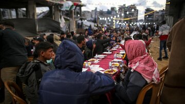 گزارش تصویری/ افطار دسته جمعی در میان آوار ساختمان‌های ویران‌شده در غزه