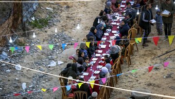 গাজায় ধ্বংসপ্রাপ্ত ভবনের ধ্বংসস্তূপের মাঝে গণ ইফতার