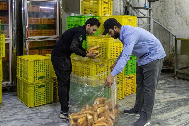 ဟဇရသ် အဘာစ် (အ.စ) ၏ရောင်ဇာတော် ဘက် မှ ရိုဇဟ်ရှင်များ အစ်ဖ်သာရ် ပြုရန် အတွက် ထမင်းဘူးများ ဝေငှ ။ ။ Photos