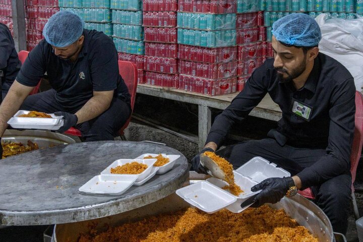 ဟဇရသ် အဘာစ် (အ.စ) ၏ရောင်ဇာတော် ဘက် မှ ရိုဇဟ်ရှင်များ အစ်ဖ်သာရ် ပြုရန် အတွက် ထမင်းဘူးများ ဝေငှ ။ ။ Photos