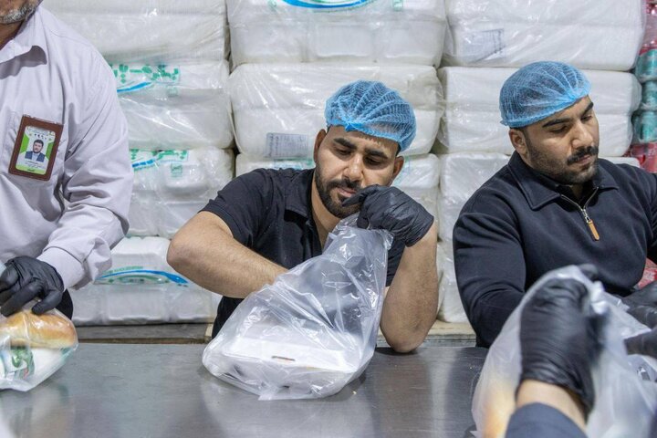 ဟဇရသ် အဘာစ် (အ.စ) ၏ရောင်ဇာတော် ဘက် မှ ရိုဇဟ်ရှင်များ အစ်ဖ်သာရ် ပြုရန် အတွက် ထမင်းဘူးများ ဝေငှ ။ ။ Photos