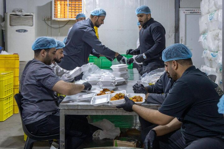 ဟဇရသ် အဘာစ် (အ.စ) ၏ရောင်ဇာတော် ဘက် မှ ရိုဇဟ်ရှင်များ အစ်ဖ်သာရ် ပြုရန် အတွက် ထမင်းဘူးများ ဝေငှ ။ ။ Photos