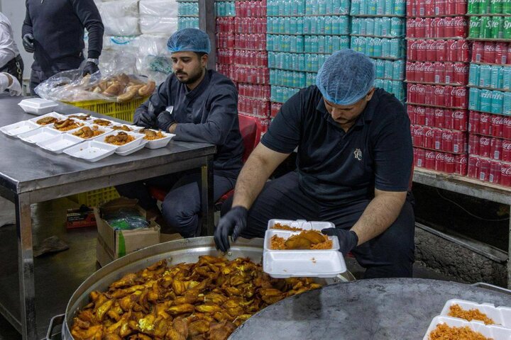 ဟဇရသ် အဘာစ် (အ.စ) ၏ရောင်ဇာတော် ဘက် မှ ရိုဇဟ်ရှင်များ အစ်ဖ်သာရ် ပြုရန် အတွက် ထမင်းဘူးများ ဝေငှ ။ ။ Photos