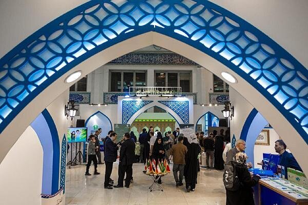 আন্তর্জাতিক কুরআন প্রদর্শনীতে হযরত আব্বাসীয় মাজারের প্রদর্শনীতে বিপুল সংখ্যক দর্শনার্থীর উপস্থিতি।