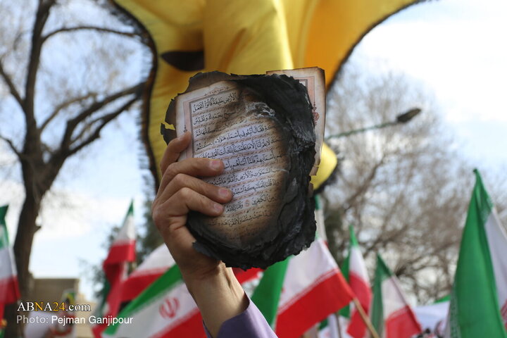 အစ္စဖဟန် စက်မှုတက္ကသိုလ် ကျောင်းသားများက အီရန် အစ္စလာမ်မစ် ပြည်သူ့ သမ္မတနိုင်ငံ၏ အလံတော် အား ဂုဏ်ပြုထိန်းသိမ်းရန် စုပေါင်းလှုပ်ရှားမှု ပြုလုပ် ။ ။ Photos