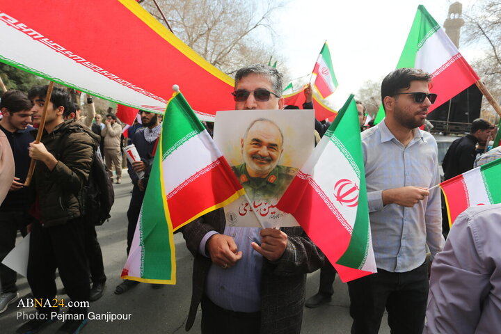 အစ္စဖဟန် စက်မှုတက္ကသိုလ် ကျောင်းသားများက အီရန် အစ္စလာမ်မစ် ပြည်သူ့ သမ္မတနိုင်ငံ၏ အလံတော် အား ဂုဏ်ပြုထိန်းသိမ်းရန် စုပေါင်းလှုပ်ရှားမှု ပြုလုပ် ။ ။ Photos