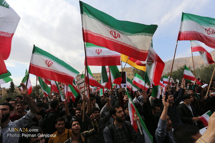 အစ္စဖဟန် စက်မှုတက္ကသိုလ် ကျောင်းသားများက အီရန် အစ္စလာမ်မစ် ပြည်သူ့ သမ္မတနိုင်ငံ၏ အလံတော် အား ဂုဏ်ပြုထိန်းသိမ်းရန် စုပေါင်းလှုပ်ရှားမှု ပြုလုပ် ။ ။ Photos