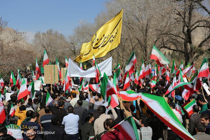 အစ္စဖဟန် စက်မှုတက္ကသိုလ် ကျောင်းသားများက အီရန် အစ္စလာမ်မစ် ပြည်သူ့ သမ္မတနိုင်ငံ၏ အလံတော် အား ဂုဏ်ပြုထိန်းသိမ်းရန် စုပေါင်းလှုပ်ရှားမှု ပြုလုပ် ။ ။ Photos