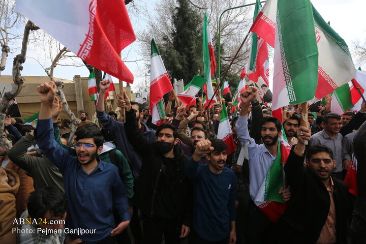 အစ္စဖဟန် စက်မှုတက္ကသိုလ် ကျောင်းသားများက အီရန် အစ္စလာမ်မစ် ပြည်သူ့ သမ္မတနိုင်ငံ၏ အလံတော် အား ဂုဏ်ပြုထိန်းသိမ်းရန် စုပေါင်းလှုပ်ရှားမှု ပြုလုပ် ။ ။ Photos