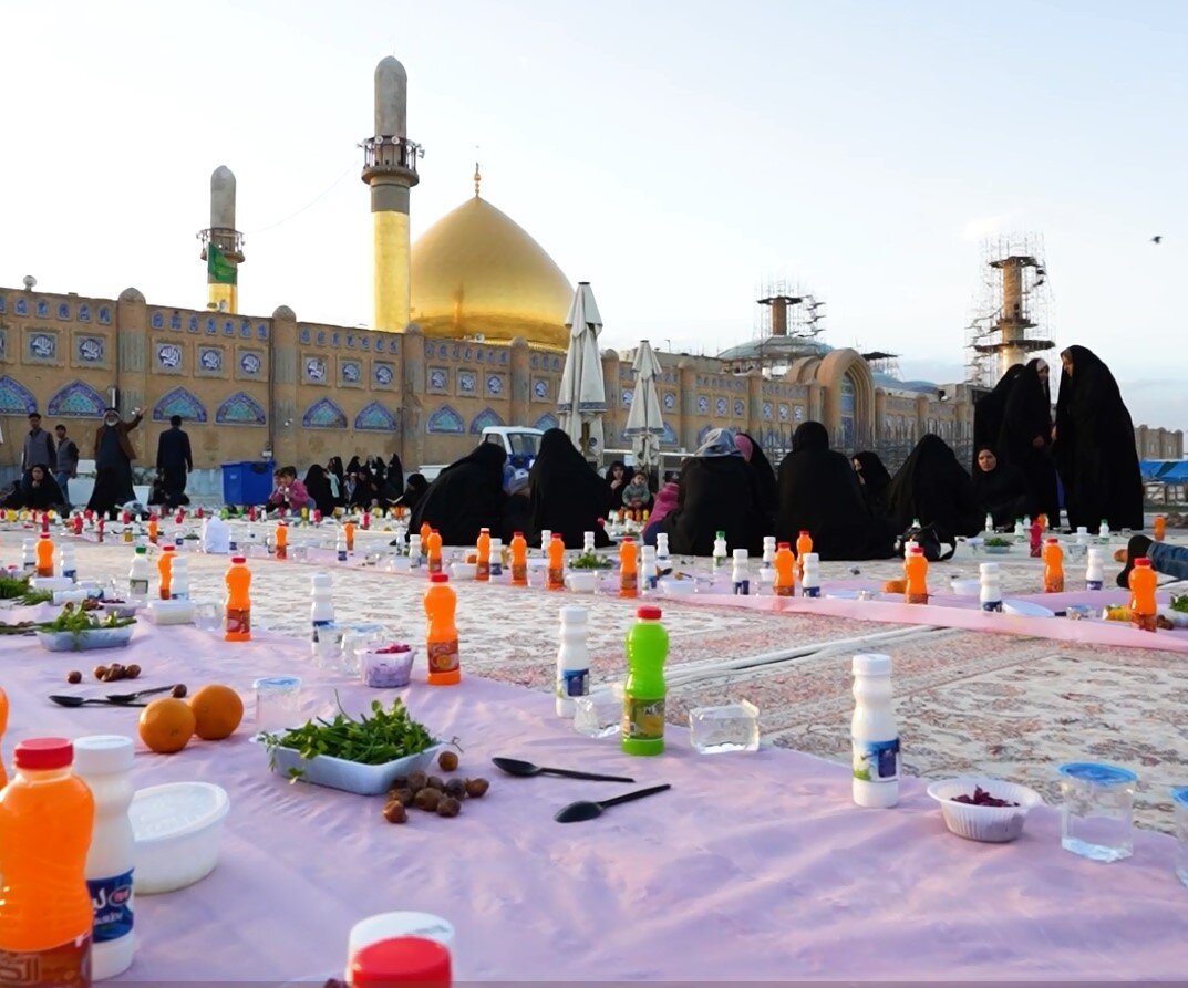 Banquete celestial por amor al Imam Mahdi (aj): mesa de iftar en el Santuario de los Imames Askari (p), noche novena de Ramadán
