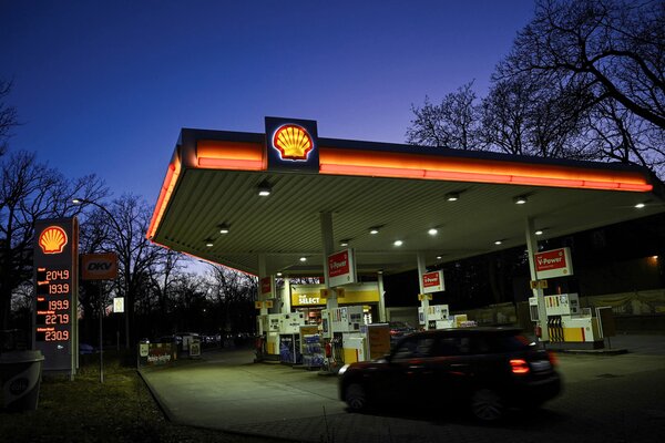 US Gas Prices Rise to $4.12 A Gallon