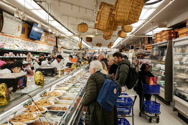 US Service Sector Cools in March, Inflation Heating Up Amid Iran War