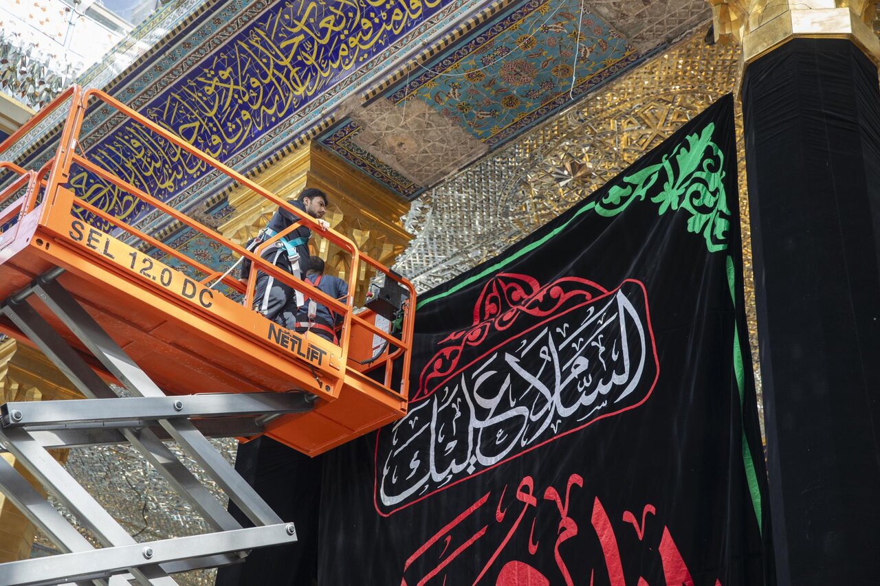 Courtyard Care Department displaying mourning banners in commemoration of martyrdom of Imam Al-Sadeq (+Photos)