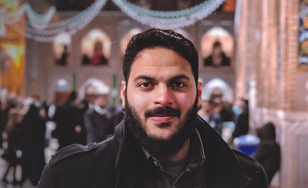 Bahréin despoja de la ciudadanía al popular eulogista shií Mohammed Ghuloom por apoyar a Irán durante la Guerra del Ramadán