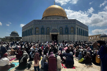 رغم قيود الاحتلال ...عشرات آلاف يؤدون الجمعة في الأقصى 