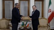 پاکستان کا خصوصی خط رہبرِ انقلاب تک پہنچانے کے لیے ایرانی وزیر خارجہ کے حوالے
