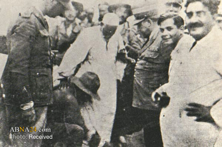 تصویری تاریخی از عمر مختار پس از بازداشت؛ عکسی که به یکی از مشهورترین نمادهای مبارزه ضد استعماری در جهان عرب تبدیل شد.