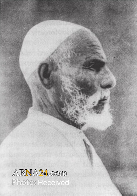پرتره مشهور عمر مختار، رهبر مقاومت مردم لیبی علیه استعمار ایتالیا که به «شیر صحرا» شهرت یافت و نزدیک به دو دهه مبارزه مسلحانه را رهبری کرد.