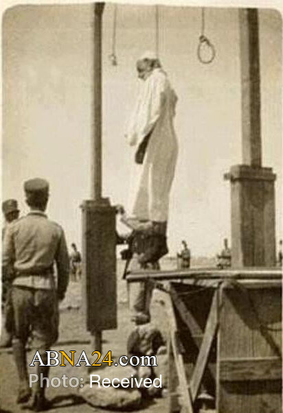 عمر مختار 16 سپتامبر 1931 در برابر هزاران لیبیایی در اردوگاه سلوق به دار آویخته شد. این تصویر از مشهورترین اسناد تاریخ استعمار ایتالیا در لیبی است.