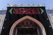 تقرير مصور/ نشر لافتات الحزن العاشورائيّ ومعالم العزاء خاصّة بمحرّم في حرم أبي الفضل(ع)
