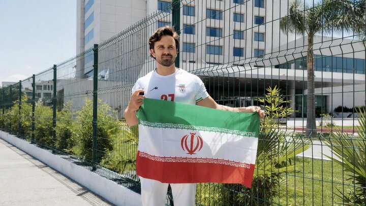 سلبریتی آمریکایی پرچم ایران را به اهتزار درآورد
