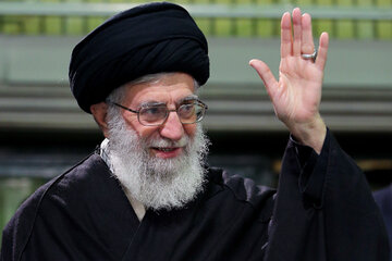 تلفیق صلابتِ مبارزه و لطافتِ پدرانه؛ بازخوانی سیره زیستی آیت‌الله خامنه‌ای