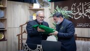 تقرير مصور/ الأمين العام للعتبة الحسينية يستقبل القنصل الإيراني في كربلاء ويهديه راية قبة الإمام الحسين (ع)