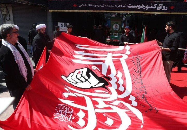 برافراشتن پرچم خونخواهی رهبر شهید انقلاب در مقابل رواق کشوردوست
