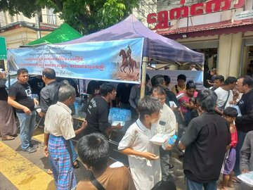 ပန်းဘဲတန်းမြို့နယ် ဗိုလ်ဆွန်ပက်လမ်းထိပ်၌ အာရှုရာနေ့ အထိမ်းအမှတ် လူ ၁,၅၀၀ စာ သီးစုံဒန်ပေါက်၊ ရေသန့်နှင့် အအေးများ အခမဲ့ဝေငှ ။ ။ Photos