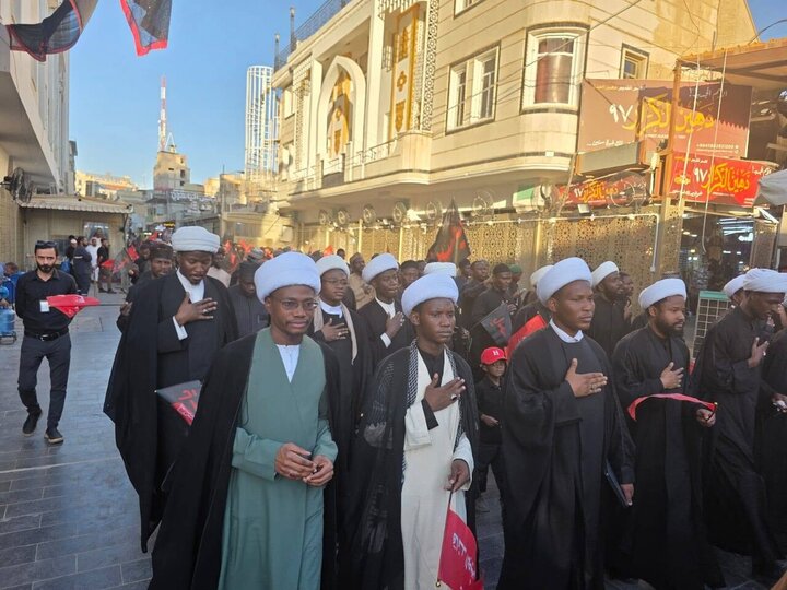 تقرير مصور/ مسيرة عزائية للطلاب الأفارقة في اليوم العاشر من محرم بالنجف الأشرف