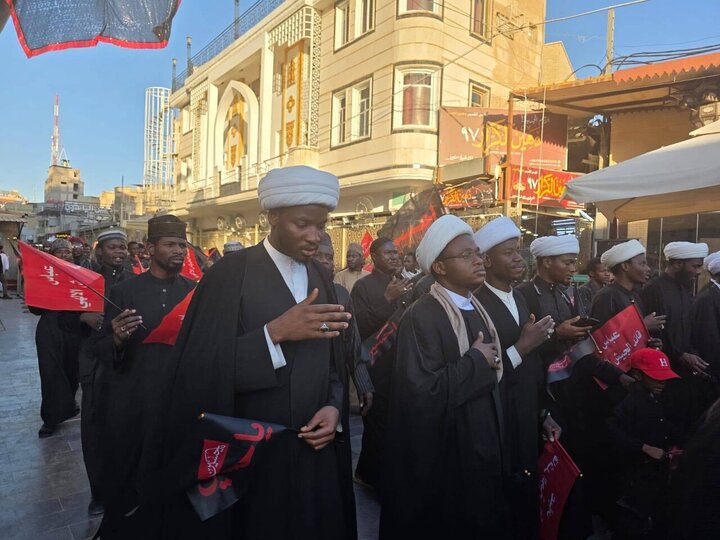 تقرير مصور/ مسيرة عزائية للطلاب الأفارقة في اليوم العاشر من محرم بالنجف الأشرف