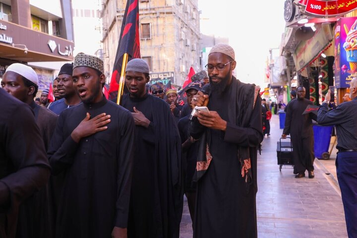 تقرير مصور/ مسيرة عزائية للطلاب الأفارقة في اليوم العاشر من محرم بالنجف الأشرف