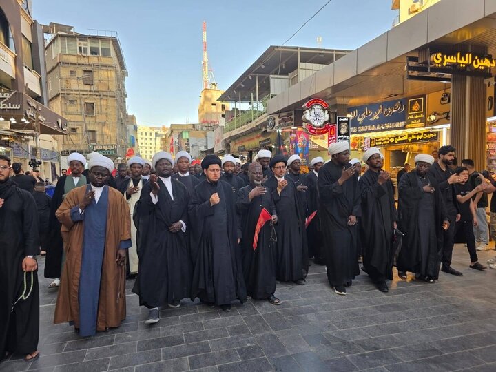 تقرير مصور/ مسيرة عزائية للطلاب الأفارقة في اليوم العاشر من محرم بالنجف الأشرف