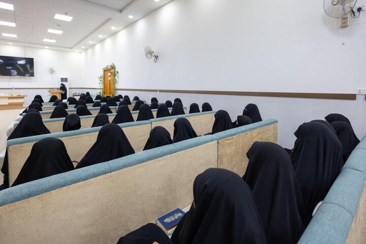تقرير مصور/  تقديم محاضرة ثقافية عن أهمية استثمار موسم عاشوراء بكربلاء المقدسة