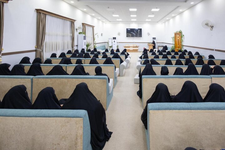 تقرير مصور/  تقديم محاضرة ثقافية عن أهمية استثمار موسم عاشوراء بكربلاء المقدسة