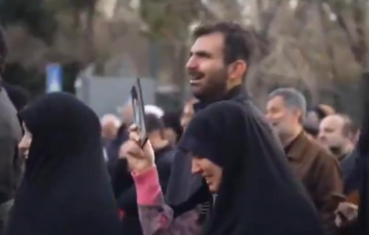 فيديو | مشهد مؤثر ينشر لأول مرة.. جماهير غفيرة بعد استهداف مكتب قائد الثورة الاسلامية في طهران