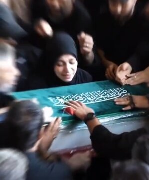 Video| Luha sa maliit na katawan; mapait na pamamaalam sa 3-taong-gulang na martir na si Zahra Mohammadi Golpaygani sa Mosalla ng Tehran