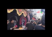 Video: Gifting mourning shawl of martyred Leader by Minister of Industry to Chador‑Malu mawkib organizers