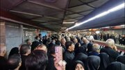 Şəhid İmam Xameneinin metro stansiyasındakı zəvvarları: Allahu Əkbər! Xamenei Rəhbər! / Video