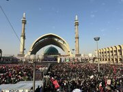 Presenza di milioni di persone di Teheran alla cerimonia d'addio al leader martire